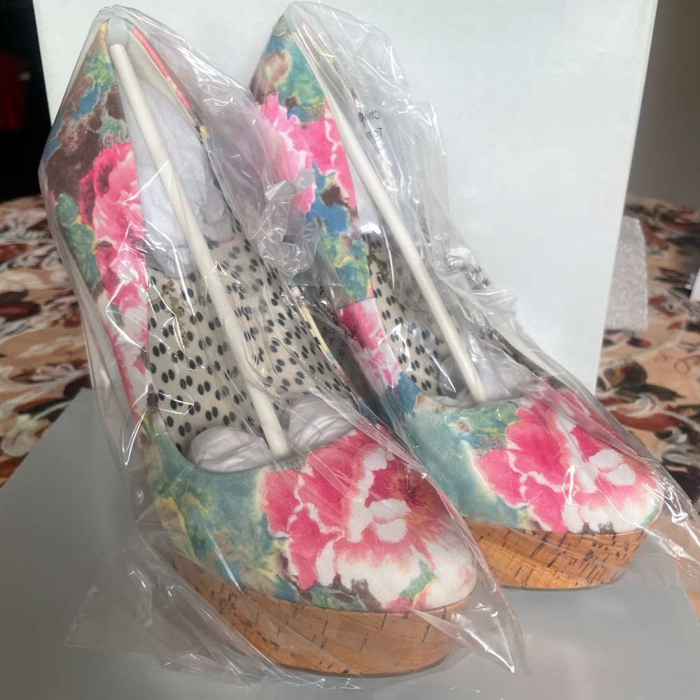 Brand new in box Jessica Simpson flowery shoes with heels Size 8.5